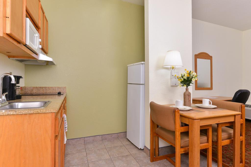 Americas Best Value Inn & Suites-Winnie Luaran gambar