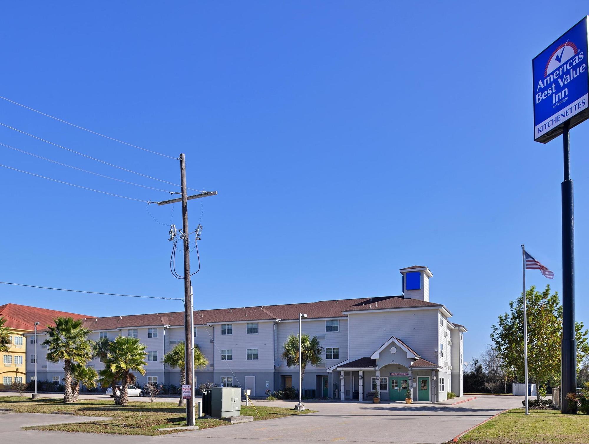 Americas Best Value Inn & Suites-Winnie Luaran gambar