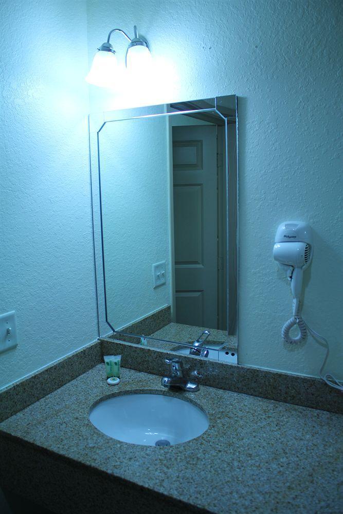 Americas Best Value Inn & Suites-Winnie Luaran gambar