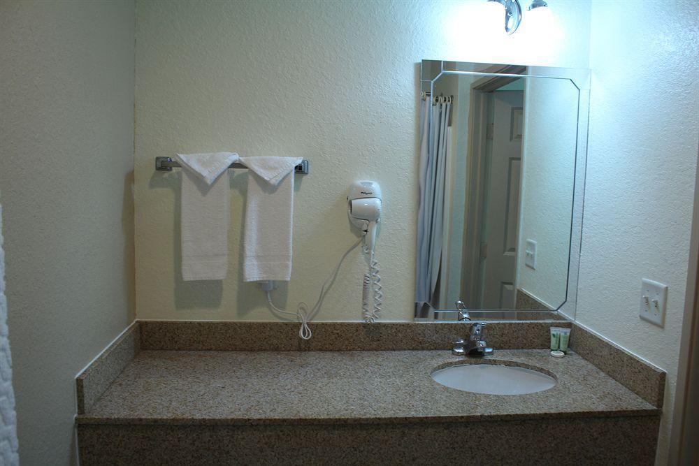 Americas Best Value Inn & Suites-Winnie Luaran gambar
