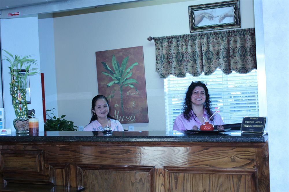 Americas Best Value Inn & Suites-Winnie Luaran gambar