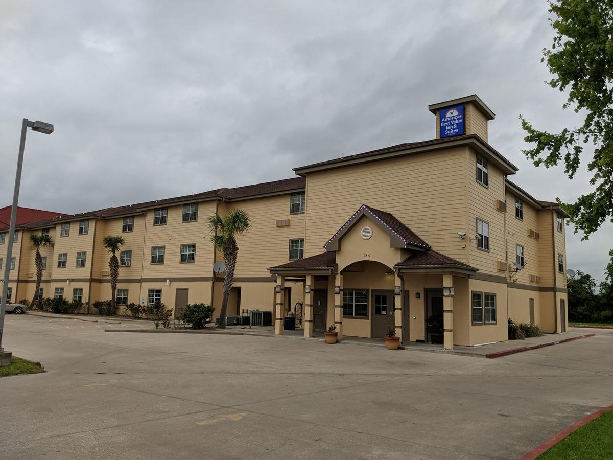Americas Best Value Inn & Suites-Winnie Luaran gambar