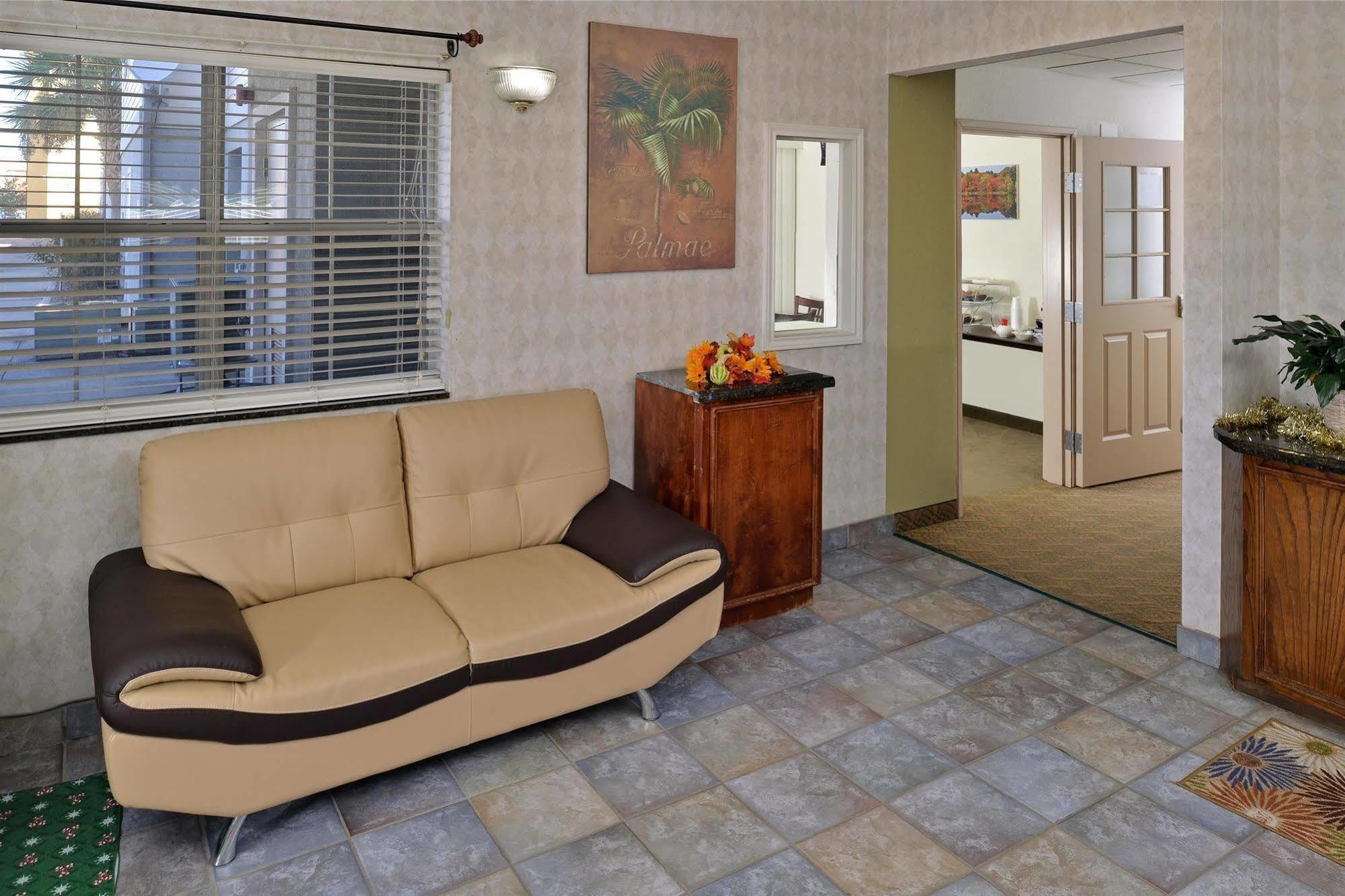 Americas Best Value Inn & Suites-Winnie Luaran gambar