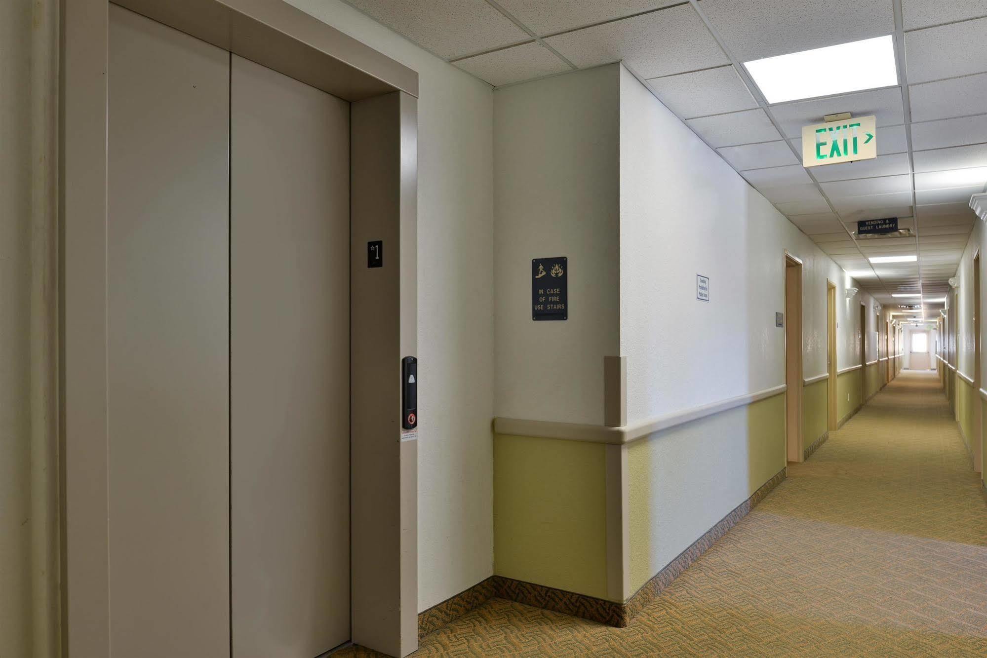 Americas Best Value Inn & Suites-Winnie Luaran gambar
