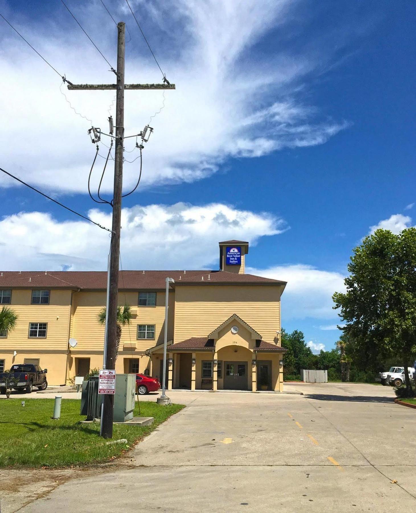 Americas Best Value Inn & Suites-Winnie Luaran gambar