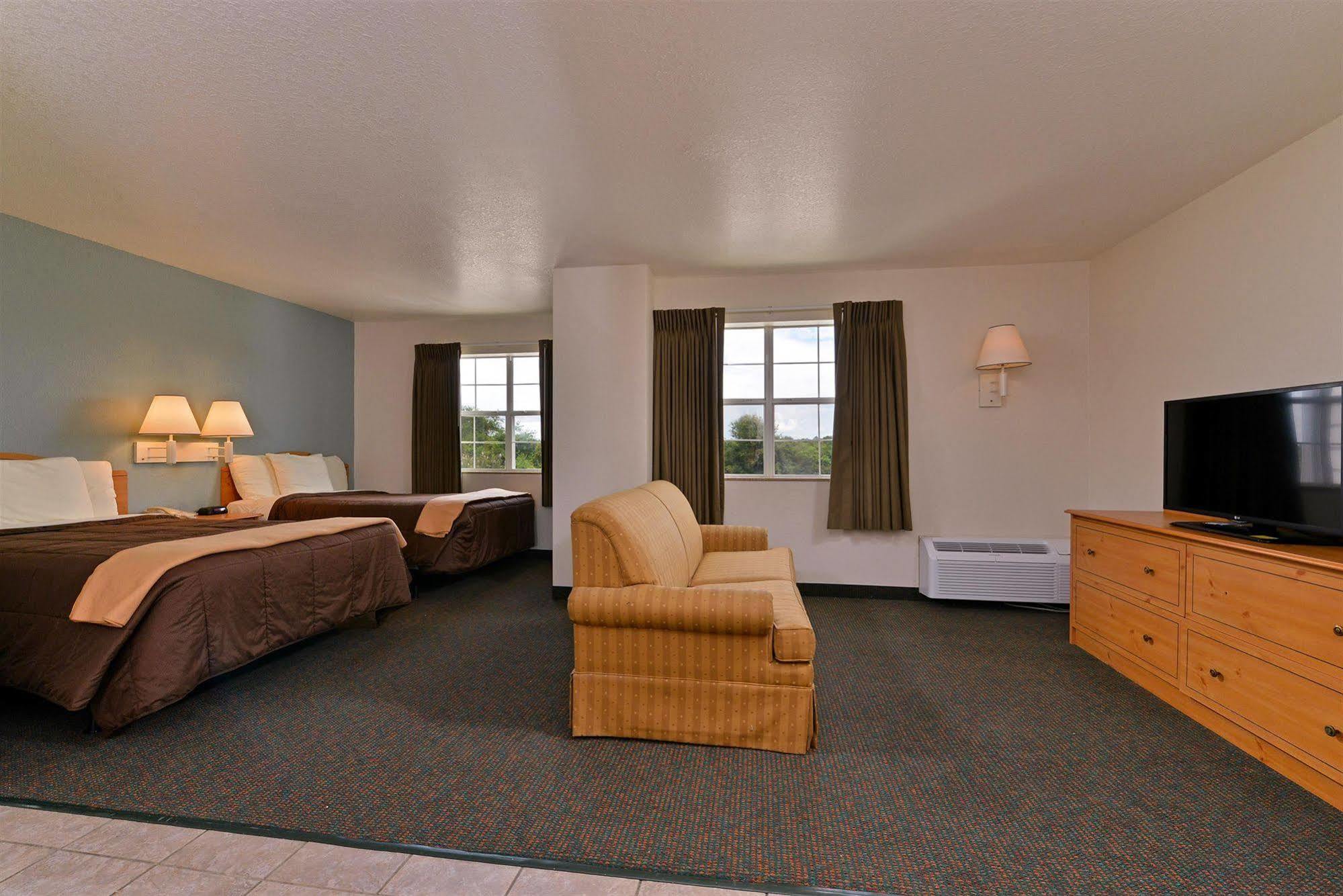 Americas Best Value Inn & Suites-Winnie Luaran gambar
